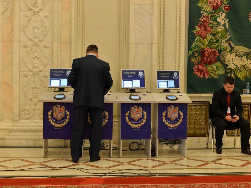 Parlamentar înregistrându-și prezența la ședința de plen. Foto: Lucian Muntean