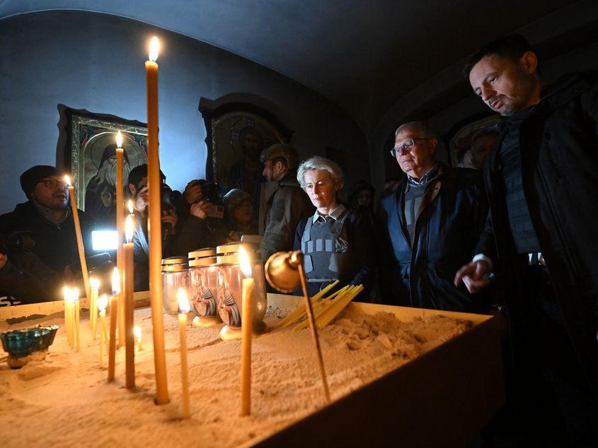 Ursula von der Leyen și Josep Borrell aprind o lumânare în biserica Sfântului Andrei din Bucea, locul unui masacru făcut de ruși, 8 aprilie 2022. Foto: Comisia Europeană