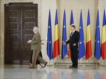 Fasole cu ciolan și medalii. Cât costă sutele de decorații acordate de președintele Iohannis în ultimii doi ani, inclusiv de Ziua Națională