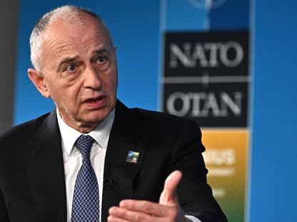 Doctoratul lui Mircea Geoană, sub semnul unui lung șir de ilegalități, concesii și derogări