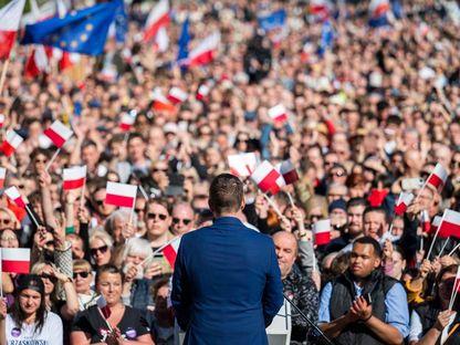VIDEO de la mitingurile rivale din Polonia. Luptă dramatică între pro-europeni și conservatori: sondajele fac imposibil de prezis cine va fi noul președinte