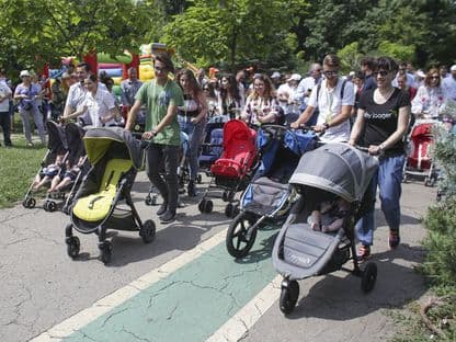 Femeile care suferă de infertilitate se sprijină una pe cealaltă, pentru că statul român nu o face