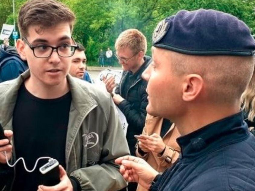 Șeful Jandarmeriei Mureș i-a cerut lui Alin Popoviciu să părăsească locul protestului. Tânărul l-a refuzat