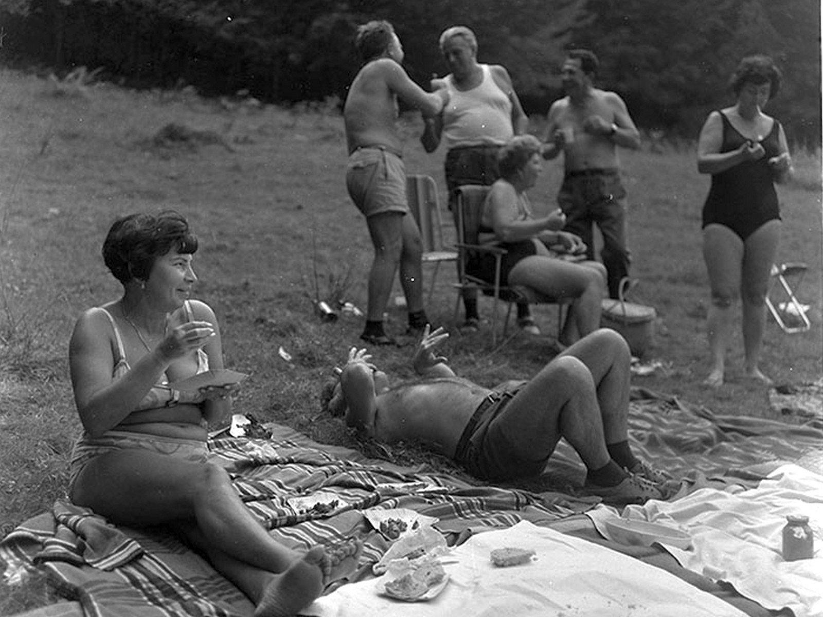 Oamenii muncii la iarbă verde într-o zi de vară