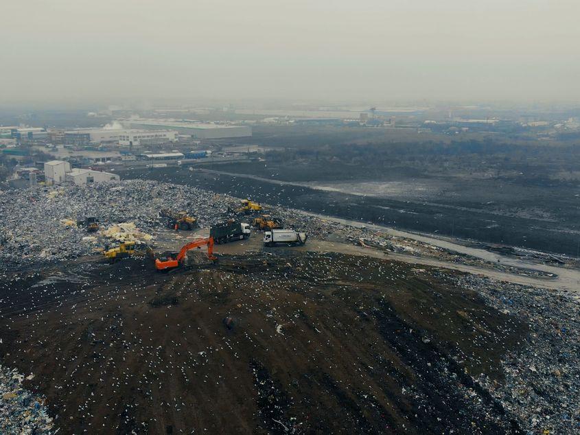 Gropile de gunoi legale și ilegale de lângă și din București sunt sursa primară de poluare a aerului orașului.
