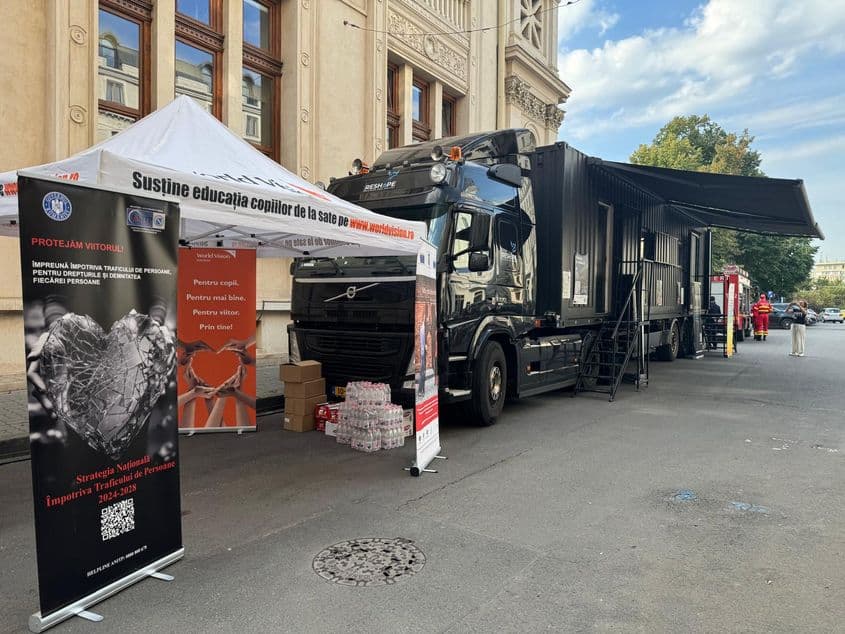 „Escape Truck” - un camion transformat într-un escape room mobil, îi pune pe adolescenți în locul unei victime a traficului de persoane, într-un scenariu inspirat dintr-un caz real. FOTO: World Vision