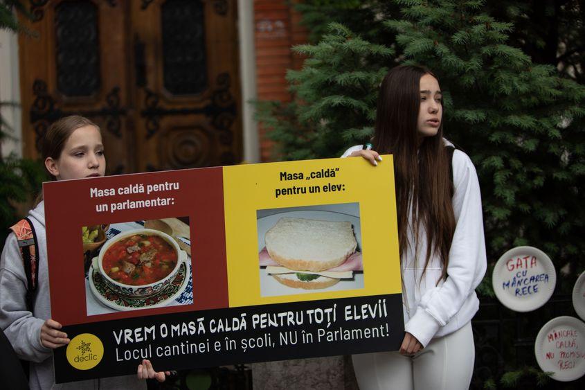 În mai 2022, mai mulți elevi au manifestat în fața Ministerului Educației pentru a cere mâncare caldă în toată școlile din țară. Foto: Inquam Photos / Cosmin Enache