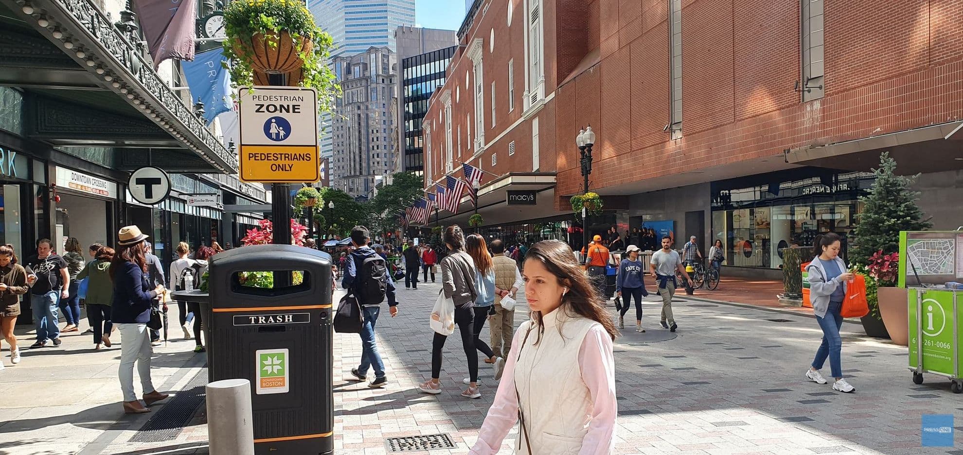 Turiștii și localnicii se plimbă în voie pe străzile centrale ale orașului, fără să fie agresați de mașini sau altceva.