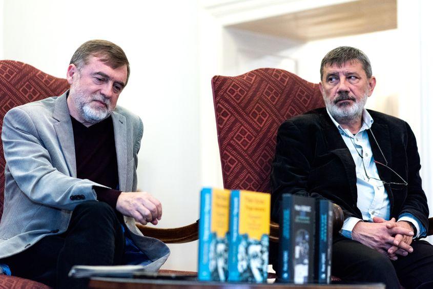 Matei Vișniec (în stânga), alături de managerul Teatrului Național din Cluj, regizorul Mihai Măniuțiu. Foto: Raul Ștef