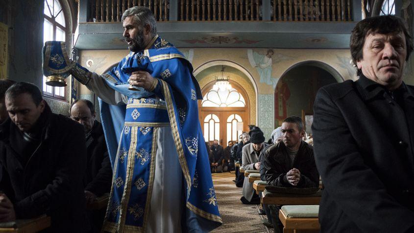 Preotul Gabriel Pugna, la liturghia din 6 ianuarie.