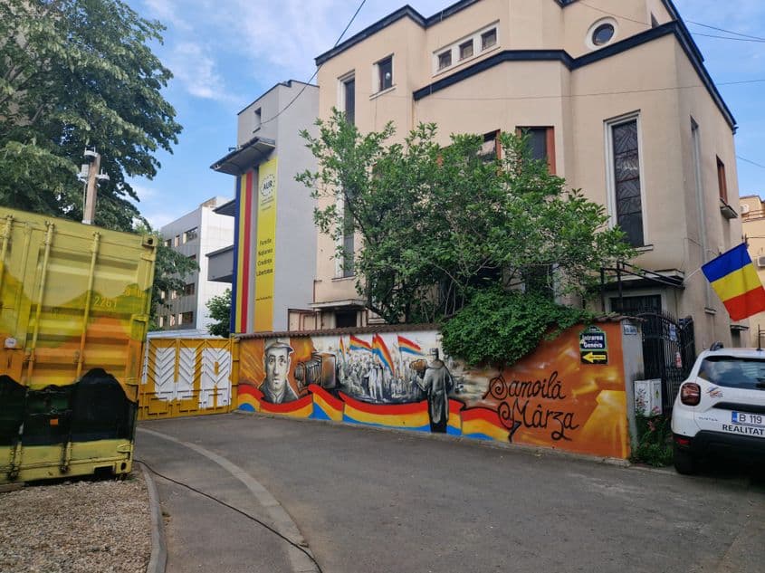 La sediul AUR, aproape că nu există perete pe care să nu fi fost pictat un personaj sau un eveniment istoric. Foto: Răzvan Filip