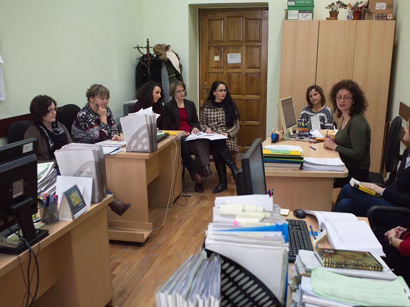 Sala de ședințe a consilierilor de probațiune e totuna cu unul dintre birourile de lucru. Foto: Raul Ștef