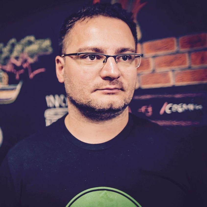 Valentin Vesa este inițiatorul proiectului Shoe Box, prin care mii de copii din medii defavorizate primesc cadouri de Crăciun.