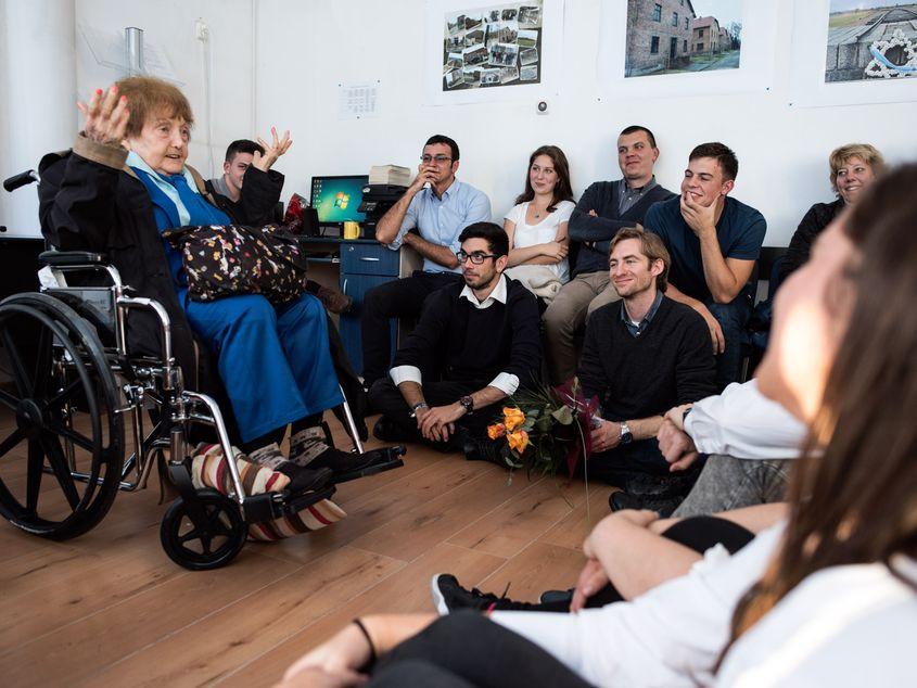 Eva Mozes Kor, în fața elevilor și profesorilor de la Colegiul Național "George Coșbuc" din Cluj. Foto: Raul Ștef