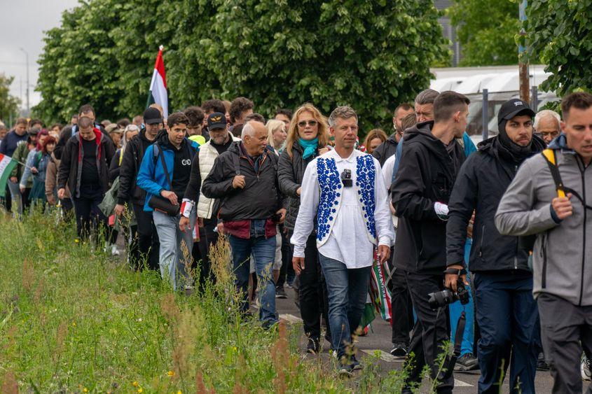 Peter Magyar trecând graniţa în România, în mai 2025, după un drum de 11 zile și 300 km parcurși pe jos. El a protestat față de ceea ce a numit trădarea etnicilor maghiari de către Viktor Orban, care l-a susținut la prezidențiale pe naționalistul George Simion. Foto: Raul Ștef