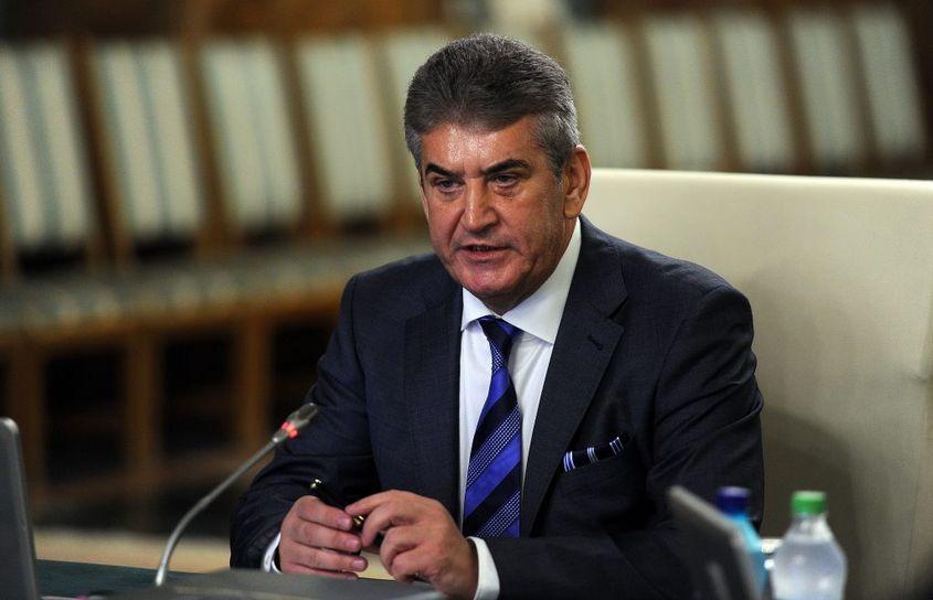 Gabriel Oprea, coordonator a 12 teze de doctorat cu verdict de plagiat, l-a avansat în 2011 pe Codruț Olaru de la gradul de caporal direct la cel de locotenent-colonel. Foto: gov.ro.