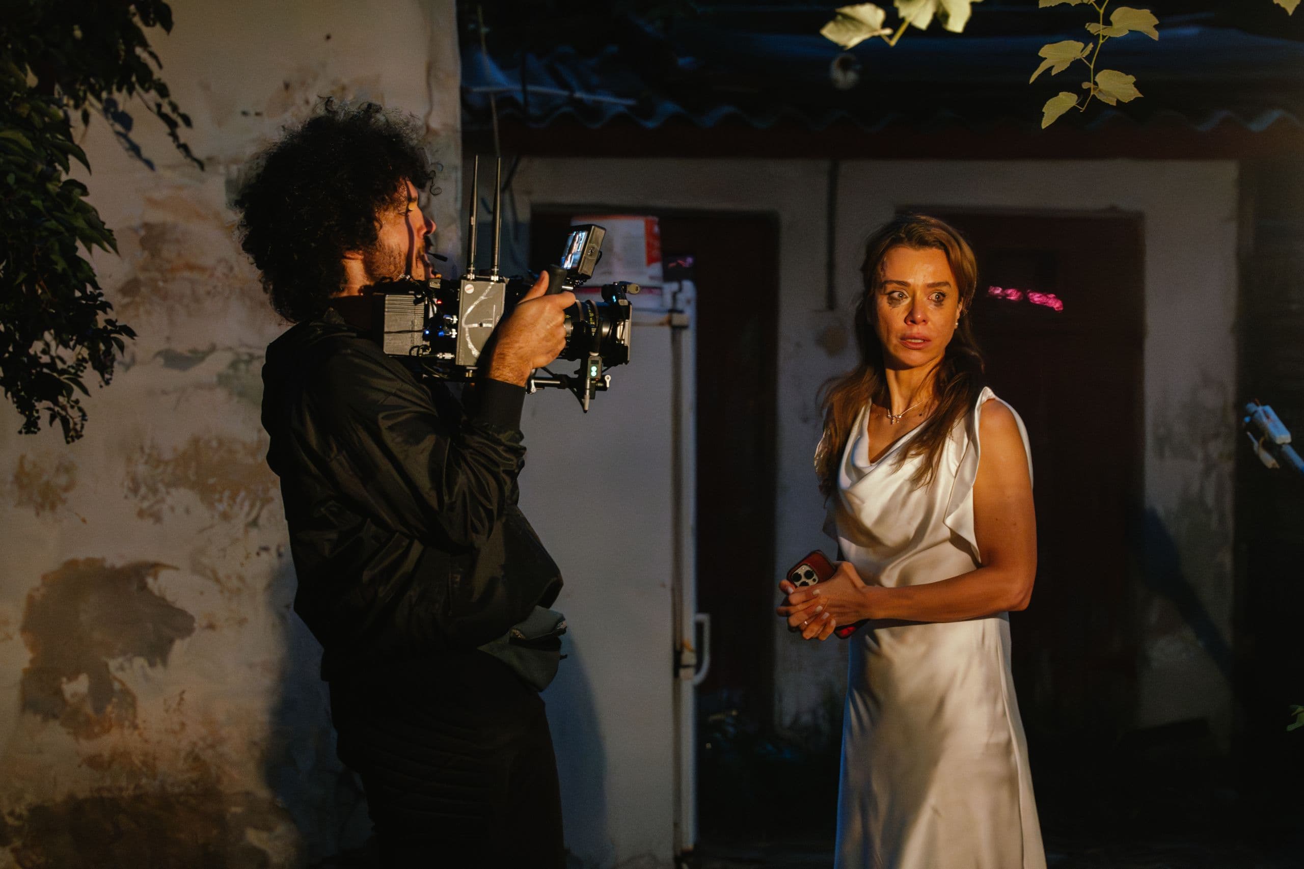 Andreea Vasile joacă rolul Biancăi, o femeie care învață cum să se rupă de toate legăturile care-i fac rău. Foto: Cosmin Kleiner Stoian