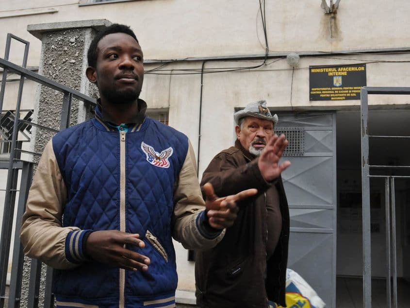 Studentul nigerian şi pensionarul sârb, doi dintre cei cazaţi în Centru. Fotografii: Lucian Muntean