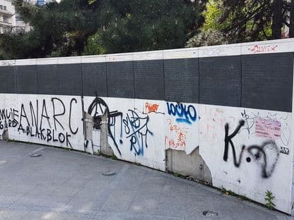 Îngerii noștri umblă cu capul spart