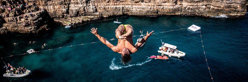 Constantin Popovici, la concursul de high diving de la Mostar. Foto: Dean Treml / Red Bull Content Pool