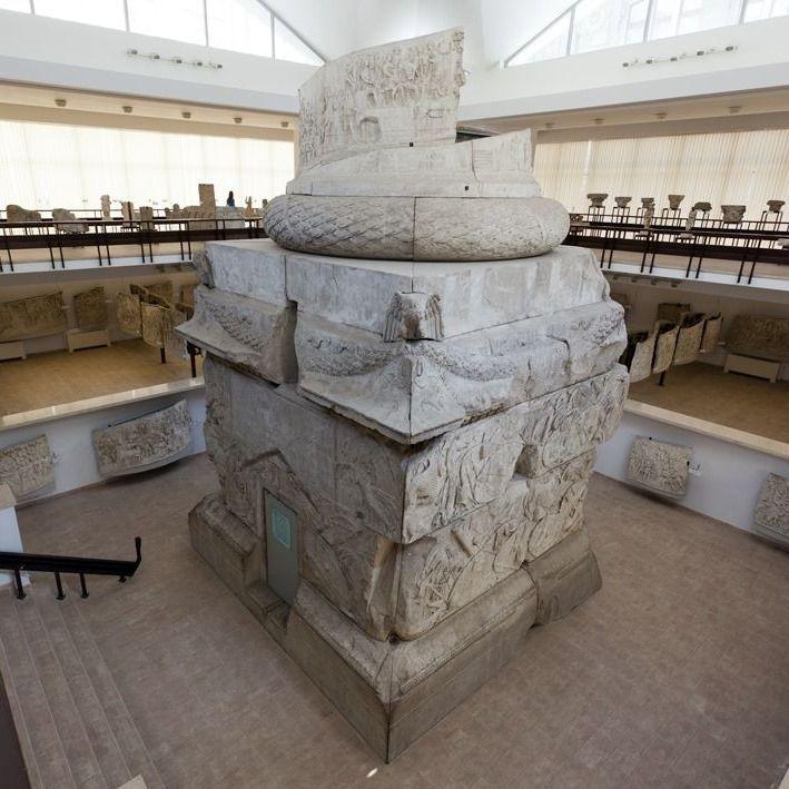 Una dintre expozițiile permanente de la Muzeul Național de Istorie este copia Columnei lui Traian Foto: Facebook/Muzeul Național de Istorie a României