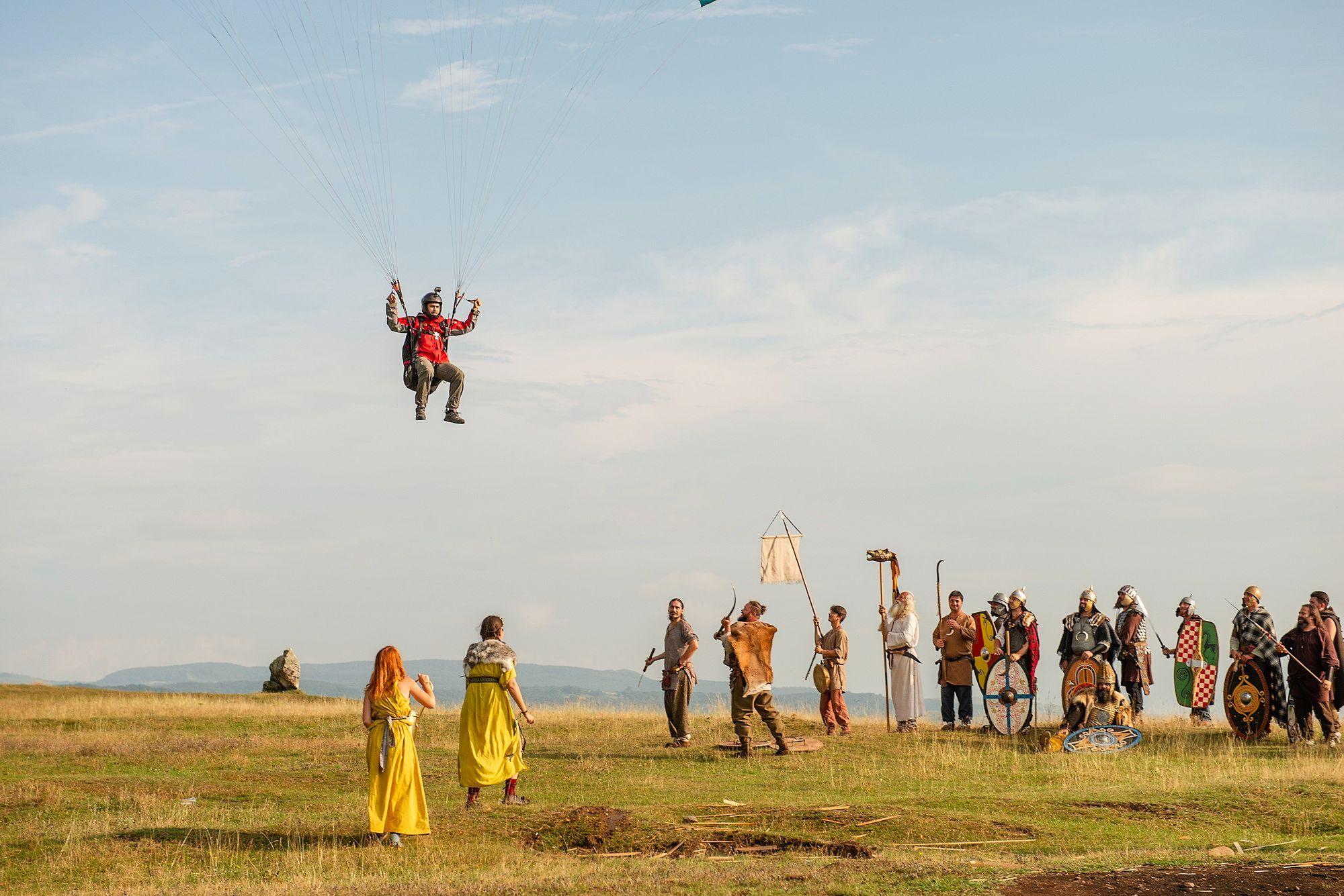 Parapantist dus de vânt aterizează lângă festivalul de reconstituire istorică DacFest, Măgura Uroiului