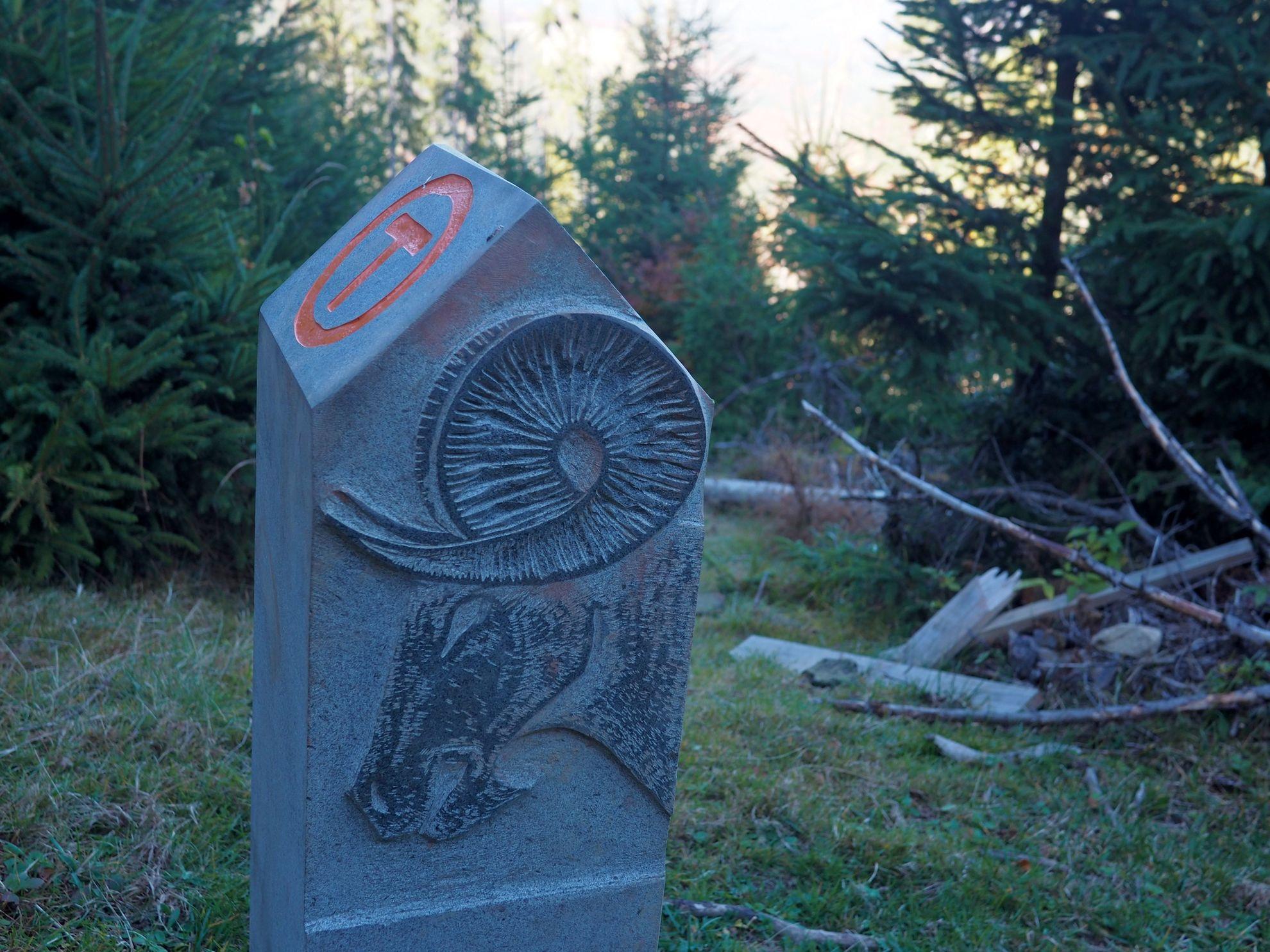 De fiecare dată când dai peste o bornă sculptată, ai senzația că ai întâlnit un prieten.