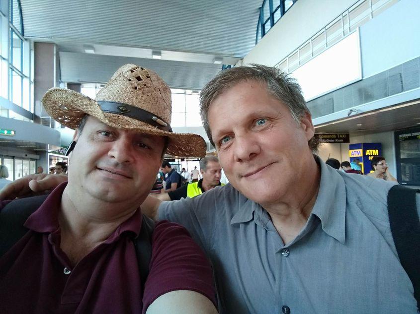 Momentul întâlnirii în aeroport, cu o întârziere de două ore. Atât a durat la Otopeni declararea unui bagaj pierdut.