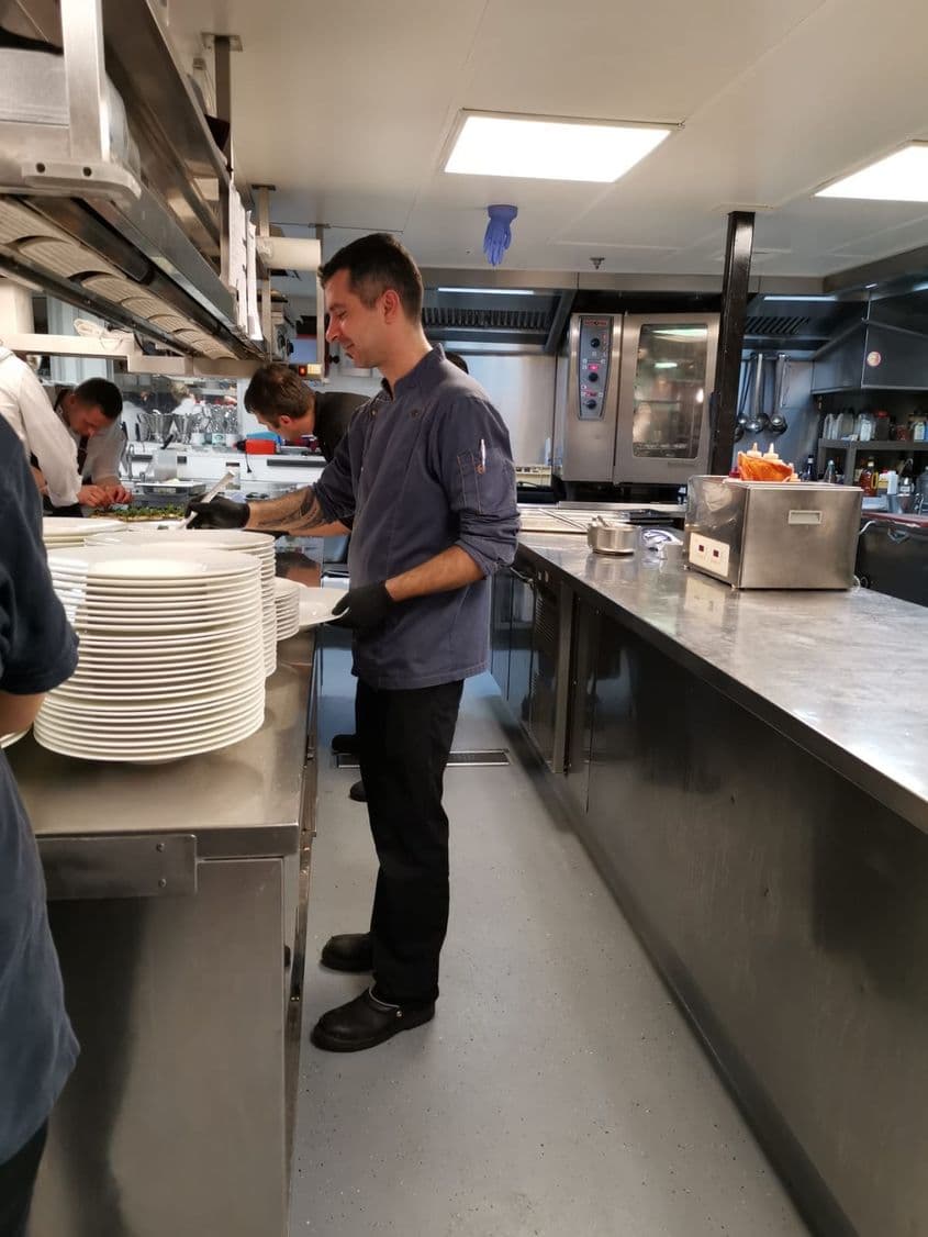 În calitate de chef executiv, Petrică avea în subordine alți zece bucătari. Foto: arhivă personală.