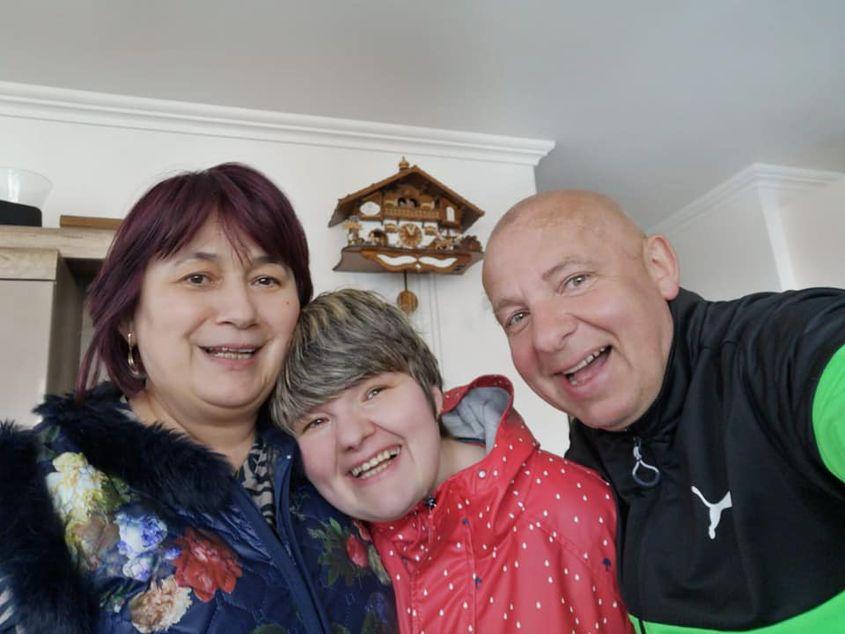 Dorica Dan (stânga) alături de Oana (mjloc) și Tiberiu, tatăl ei. Foto: arhiva personală