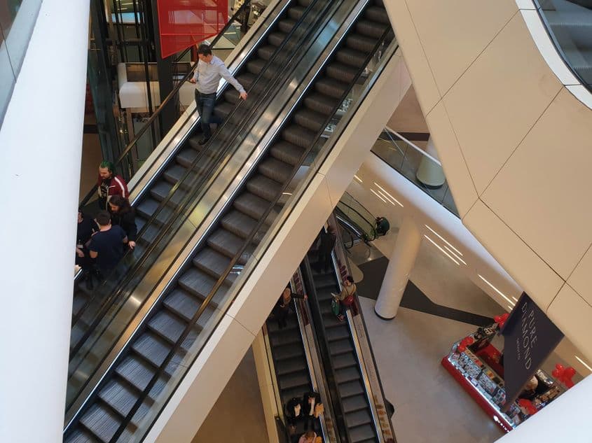 Magazinele specializate din malluri se confruntă, dimpotrivă, cu o diminuare a afluxului de clienți. Foto: Lucian Muntean