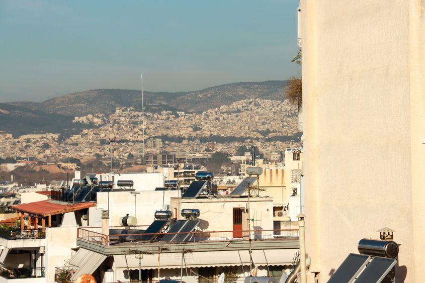 Comunitățile de energie înființate de municipalități în Spania sau Grecia sunt extrem de des întâlnite în țările respective. În fotografie, panouri solare pe un bloc de locatari din Atena. Foto © Marcos Casiano | Dreamstime.com
