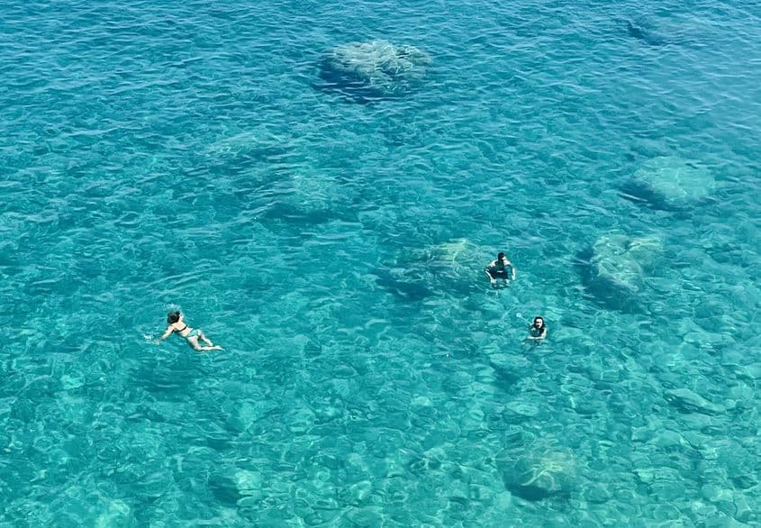 Așa arată apa mării lângă plajele cele mai curate din Grecia