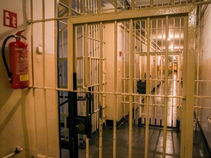 În ultimii patru ani, autoritățile au identificat peste 500 de cazuri în care condamnații din penitenciare au produs alcool artizanal, foto: Photo 116451980 © Enter6 | Dreamstime.com