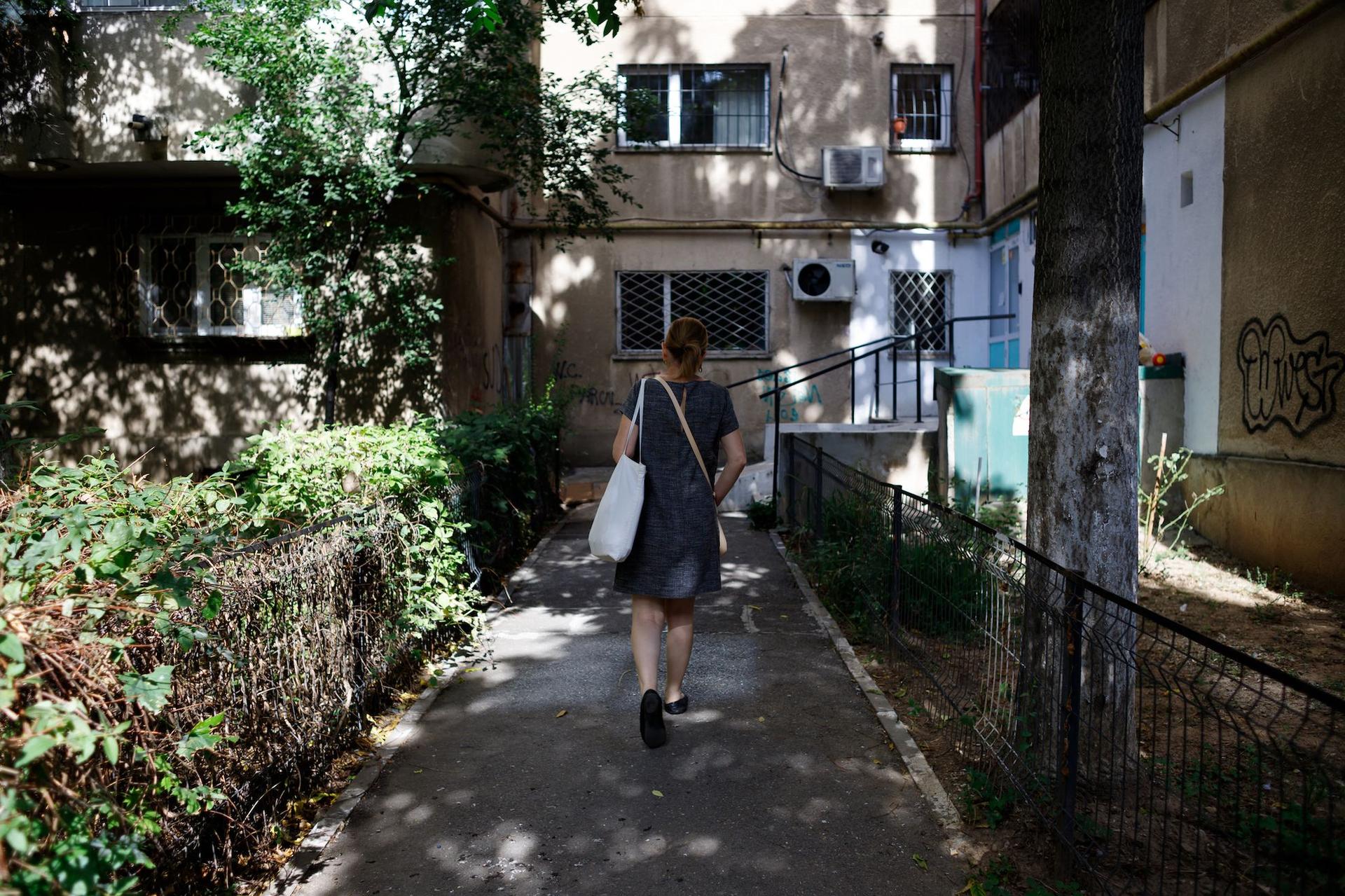 Mariana Drăghici duce cumpărăturile prietenei sale, București, septembrie 2022. Foto: Toma Hurduc