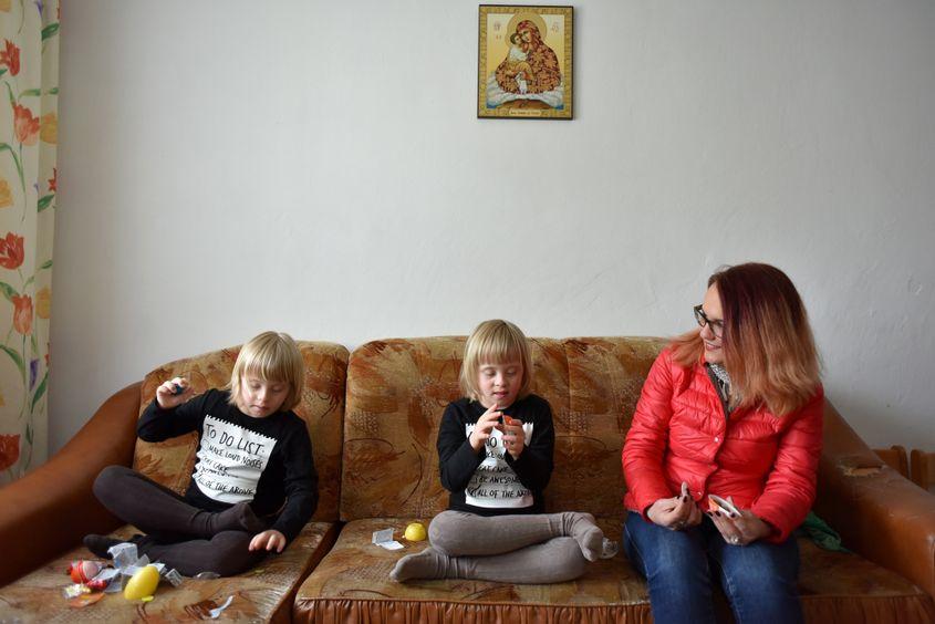 Daciana Loi, alături de gemenii David și Mario.