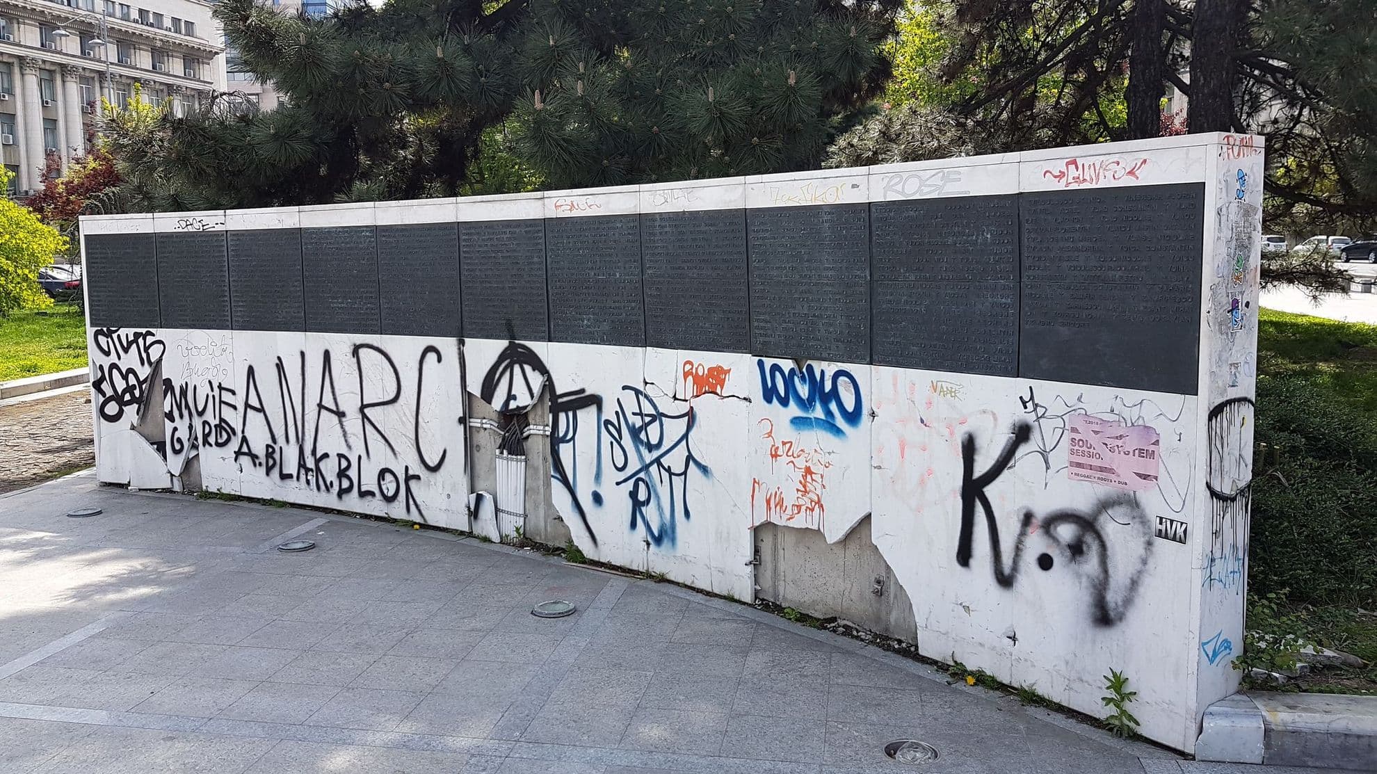 Așa arăta monumentul dedicat eroilor Revoluției din 1989 din București. Cam asta e măsura de respect pe care o avem, de fapt, pentru cei care au murit pentru libertatea noastră. Foto: Lucian Muntean