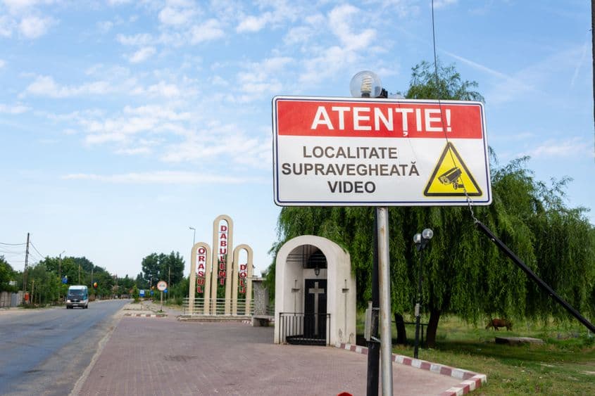 Localitatea e supravegheată video, dar furturile se petrec pe câmp.
