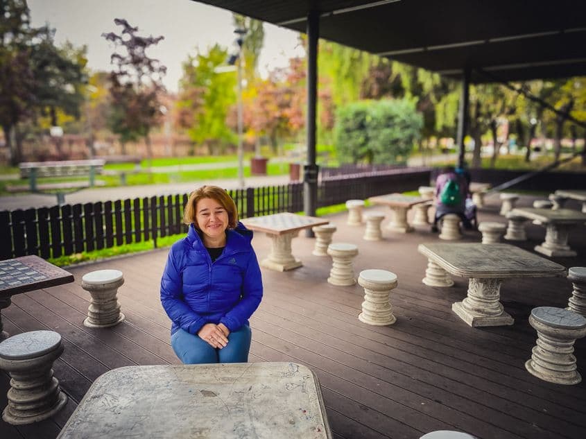 Iryna încă se plimbă odată pe lună în parcul Drumul Taberei, deși s-a mutat în celălalt capăt al orașului. Nu voia să se mute, dar a trebuit să accepte o nouă schimbare. „Dacă te legi de lucruri, nu poți să mergi mai departe.” Foto: Luiza Popovici