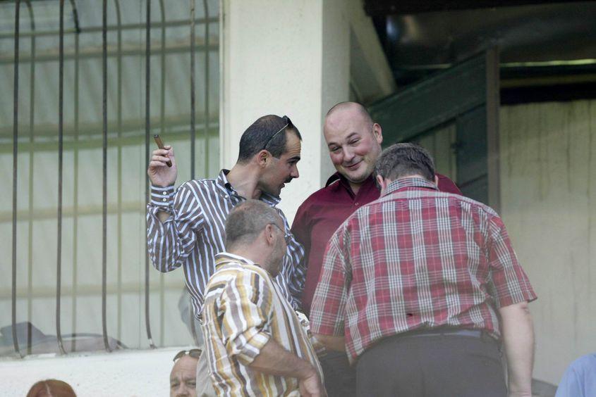 Rareș Bogdan, primul din stânga, într-o discuție cu oficialii echipei CFR Cluj, Arpad Paszkany și Iuliu Mureșan (cu spatele, în dreapta, în cămașa în carouri)