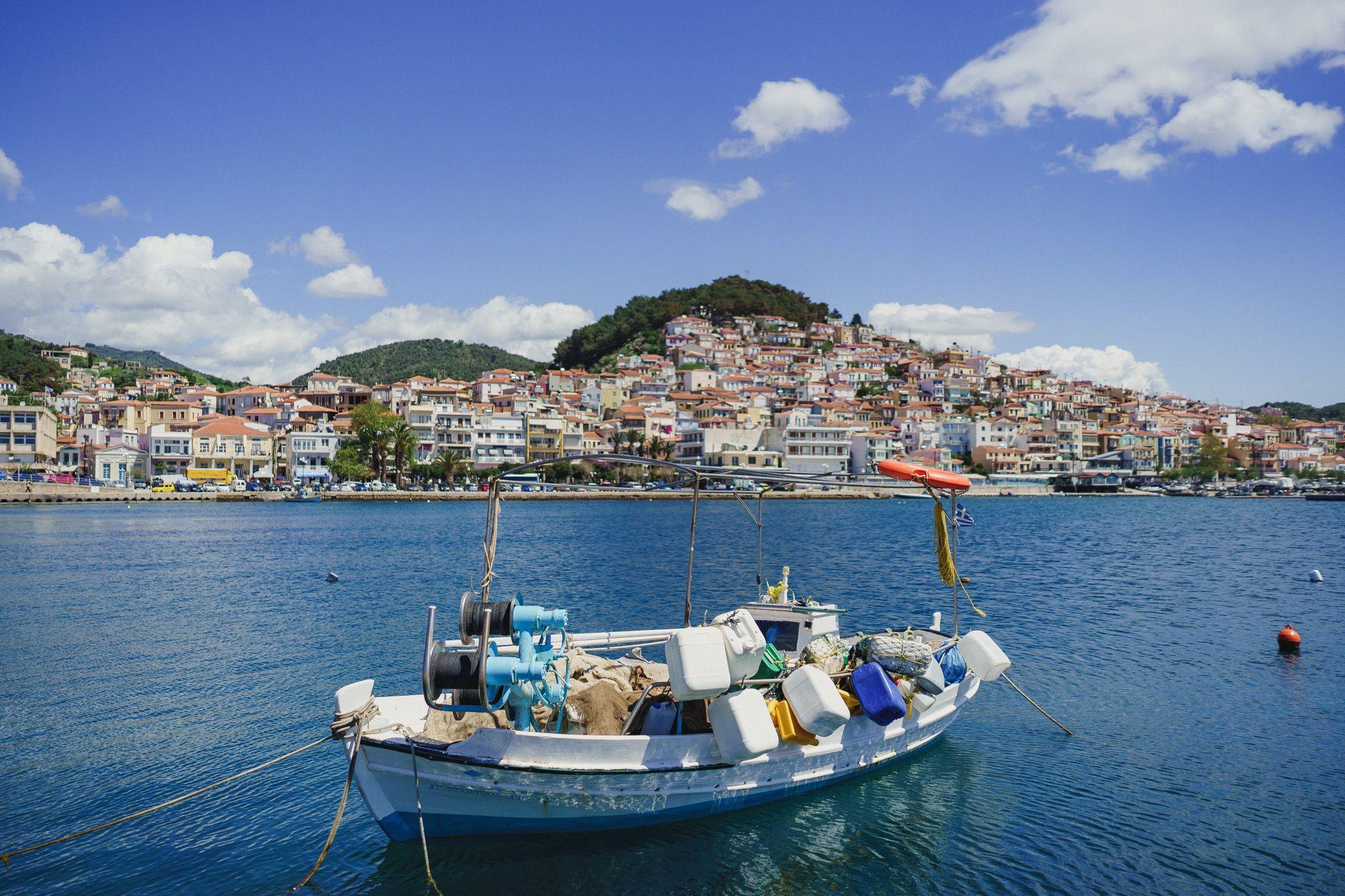 Plomari, orășelul din Lesbos unde se fabrică celebrul brand de Ouzo