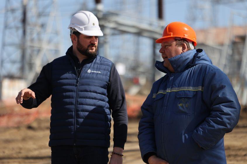 Dorin Junghietu (stânga) în vizită la Stația Electrică Vulcănești, parte a Liniei Electrice Aeriene de 400 kV Vulcănești – Chișinău. Ministrul a inspectat mersul lucrărilor de construcție și a discutat cu reprezentanții stației, subliniind necesitatea respectării termenelor stabilite și accelerării lucrărilor. Foto: Ministerul Energiei al Republicii Moldova