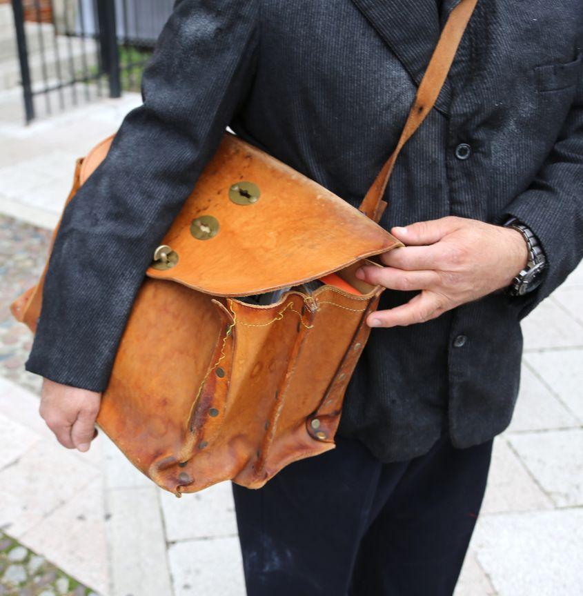 „În preajma sărbătorilor de iarnă ne-au promis că ne dau 300 de lei să ne luăm îmbrăcăminte, haine și nu i-am mai primit”, spune un lucrător poștal cu vechime de 30 de ani în meserie. Foto © Fedecandoniphoto | Dreamstime.com