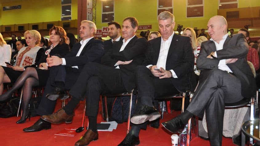 Valeriu Zgonea (cu ochii pe telefon), pe vremea când era numărul 2 în PSD. Foto: Lucian Muntean