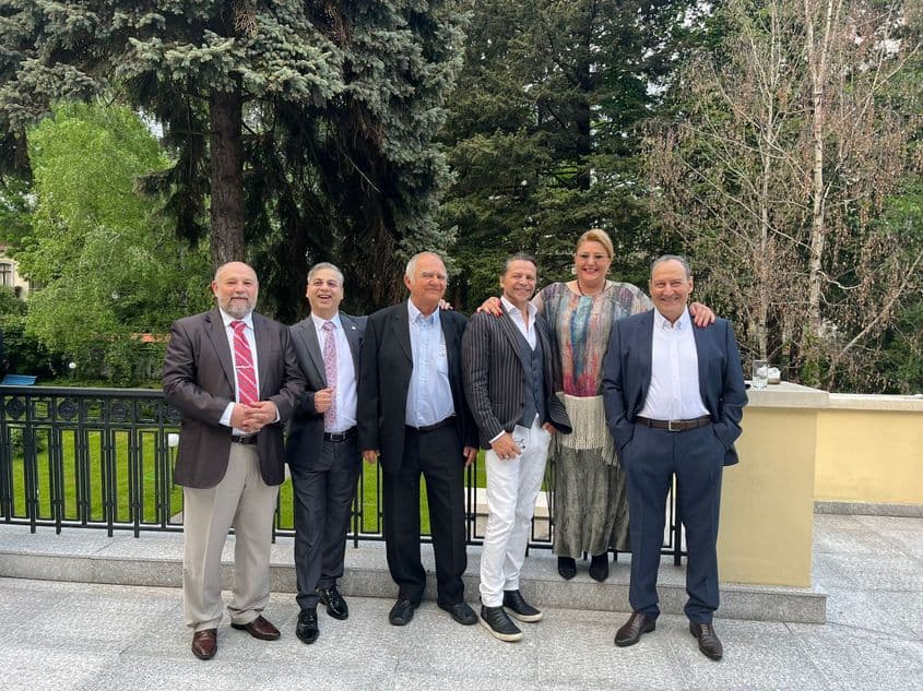 Aflată într-o vizită la Ambasada Rusiei, Diana Șoșoacă se fotografiază cu niște oameni pe care sugerează că nu-i cunoaște. Fotografie din arhiva Traciei Unite