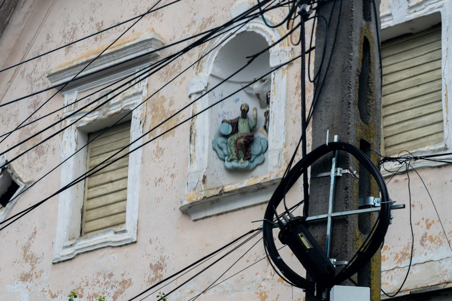 Clădirile vechi armenești sunt ușor de recunoscut. Sfântul protector al casei stă într-o firidă de sub acoperiș. Foto: Raul Ștef