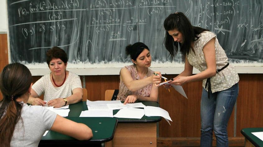 În timp ce profesorii vin la clasă cu surse alternative, manualele îi ajută pe elevi acasă. <br>Foto: Lucian Muntean