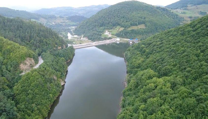 Imagine aeriană cu barajul de la Mihoești, Alba. Imagine publicată de ABA Mureș în 2018.