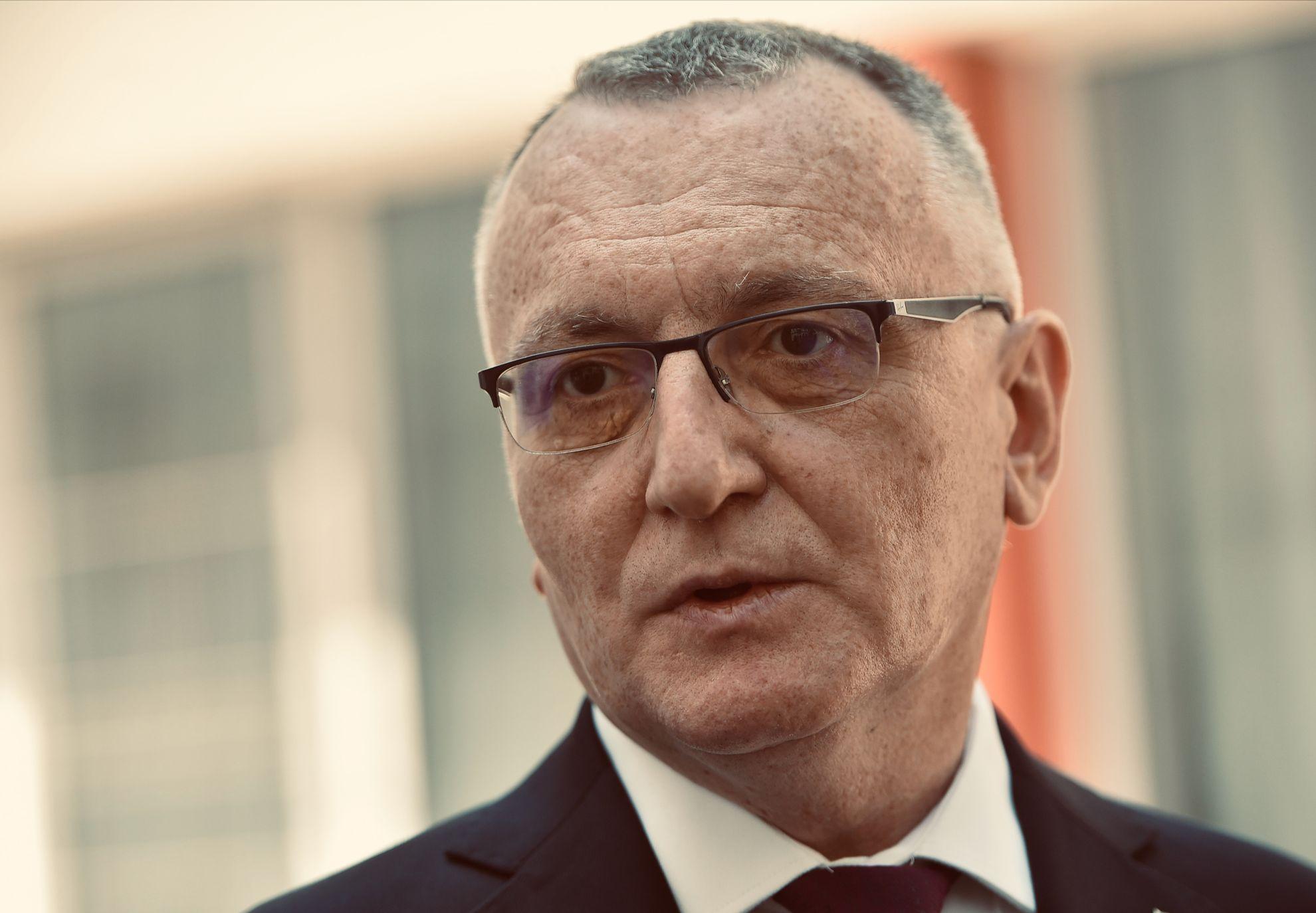 Sorin Cîmpeanu, ministrul Educației, a fost propulsat în Guvern în 2014 de premierul plagiator Victor Ponta. Chiar în primele sale zile de mandat, Cîmpeanu a promovat o ordonanță de urgență care permite renunțarea voluntară la titlul de doctor. În 2022, Cîmpeanu este subordonat pe linie de partid și de Guvern al lui Nicolae Ciucă, premierul care a blocat în instanță, în primăvară, analiza sesizărilor de plagiat privind teza sa de doctorat. FOTO: <a target="_blank" href="https://foto.agerpres.ro/?is_search=1&author_image=GRIGORE+POPESCU+%2F+AGERPRES+FOTO">GRIGORE POPESCU / AGERPRES FOTO</a>