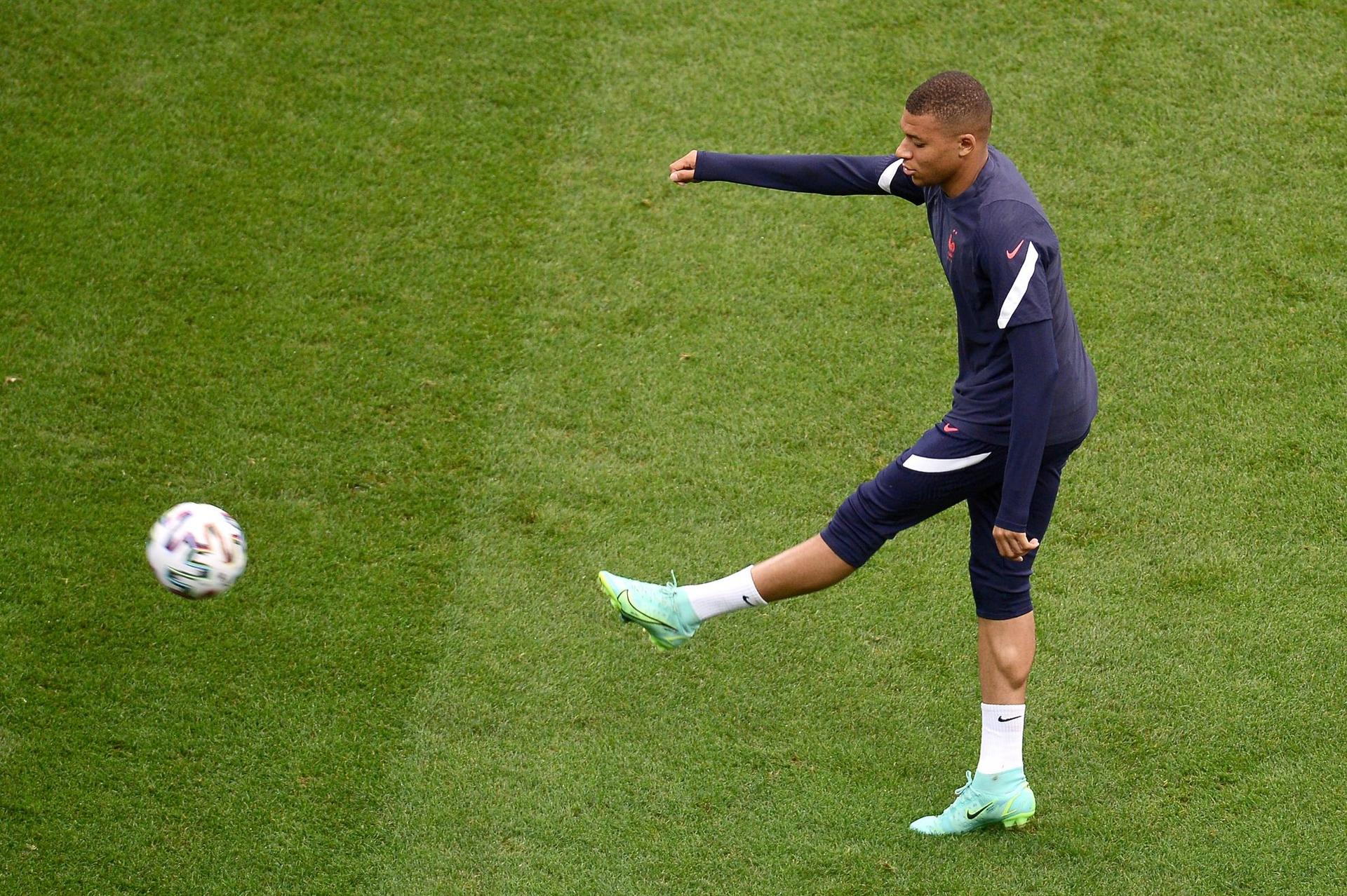 Kylian Mbappe la antrenamentul echipei naționale de fotbal a Franței, înainte de meciul cu Elveția din cadrul Turneului Final al Campionatului European de Fotbal EURO 2020, în București, duminică 27 iunie 2021. Inquam Photos